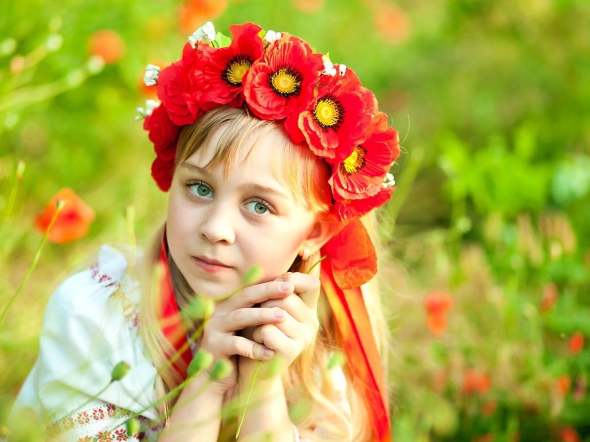 Девушка в венке из маков