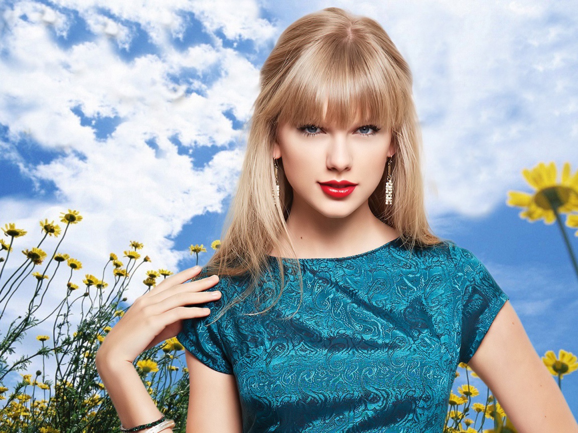 Девушка в голубом платье на фоне неба и желтых цветов