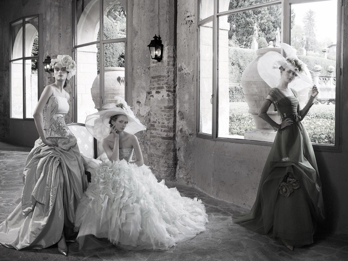 Девушки в ретро одеждах в старом доме