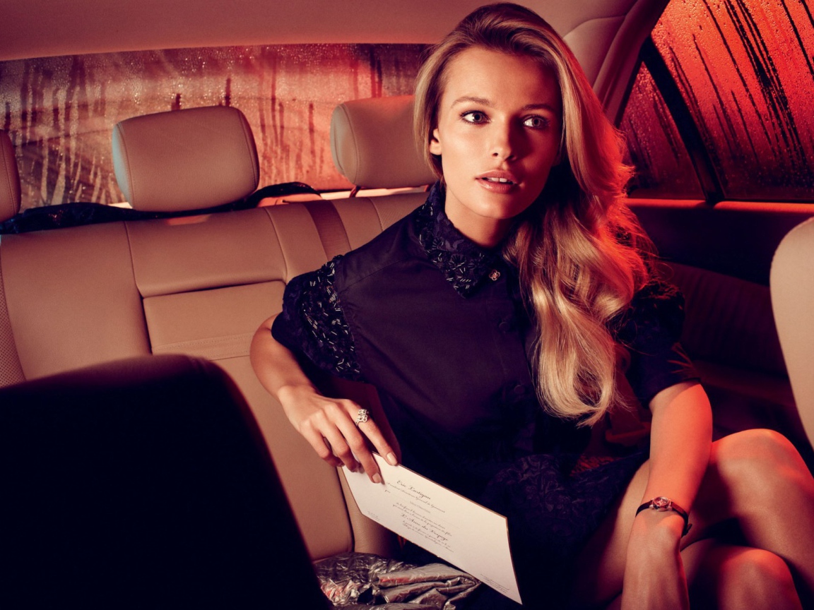 Девушка на сиденье автомобиля