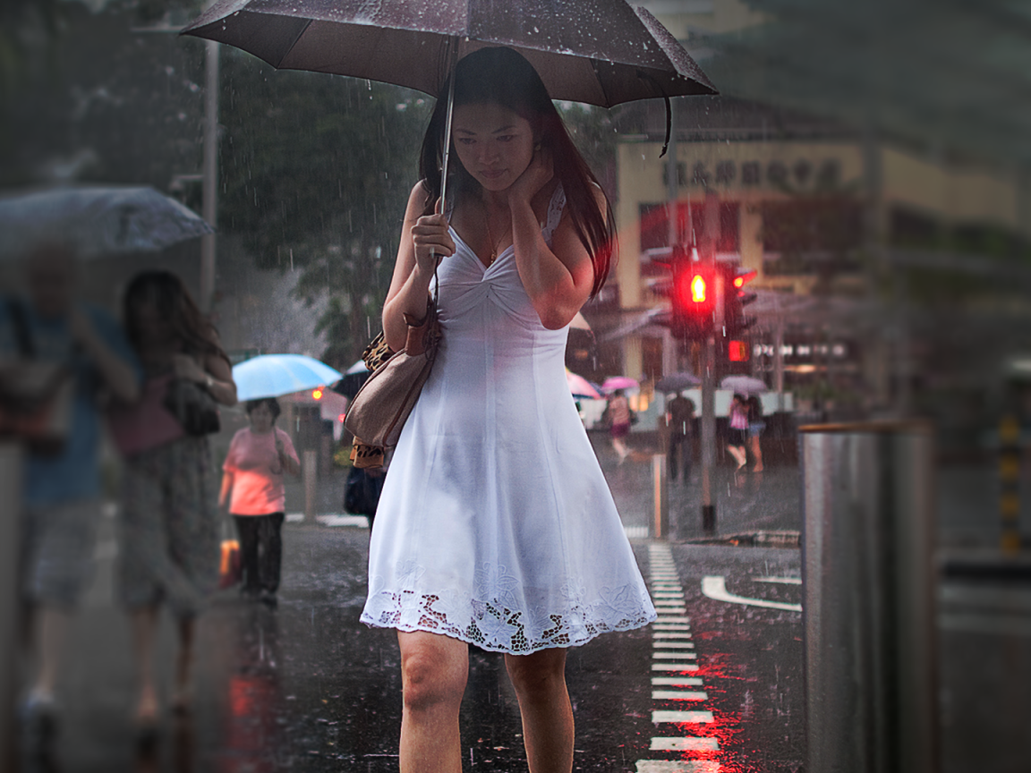 Девушка в белом платье идет под зонтом