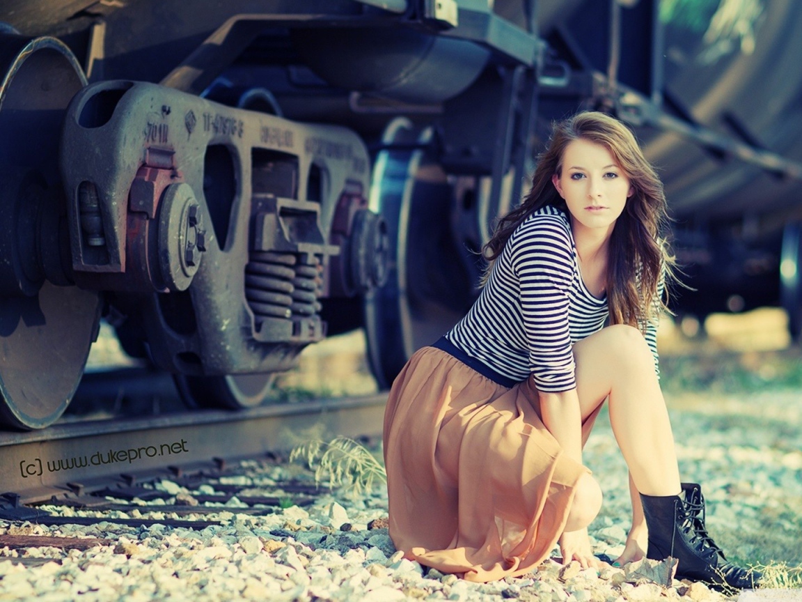 Девушка возле железной дороги