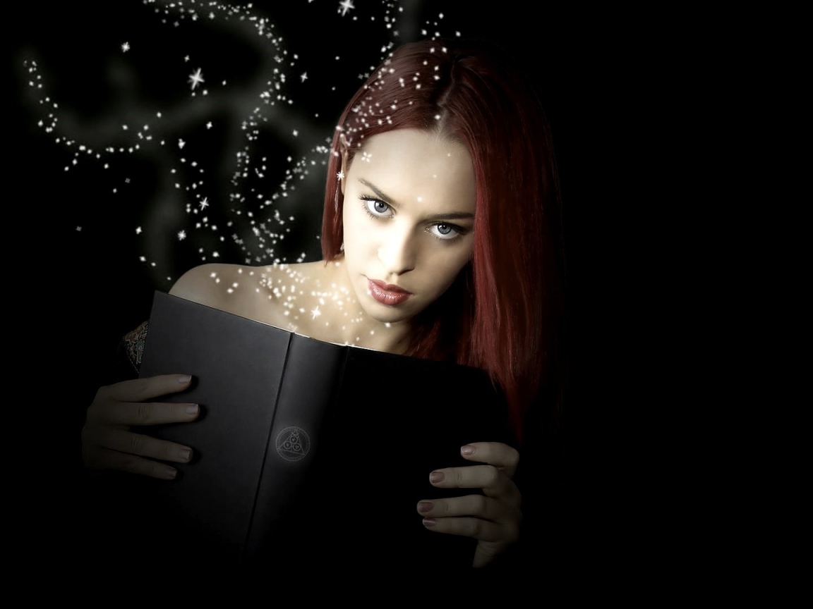 Девушка читает черную книгу