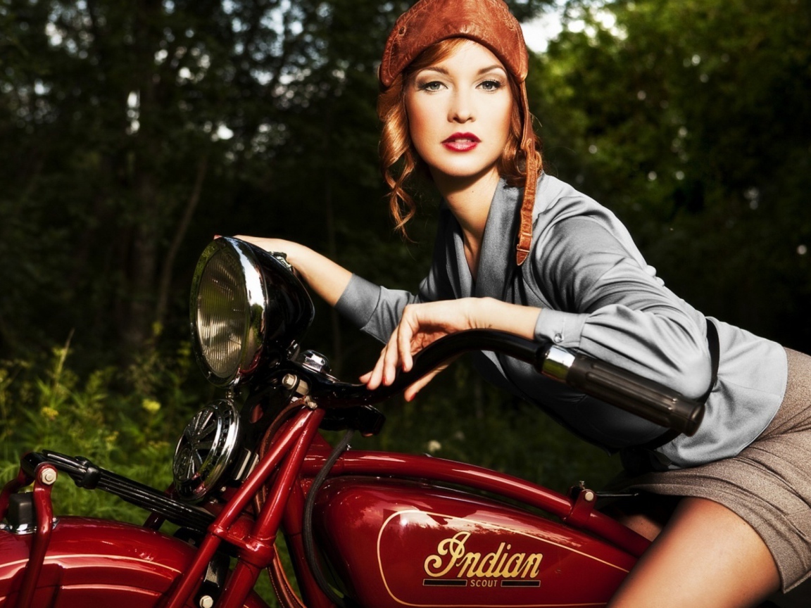 Девушка едет на ретро мотоцикле