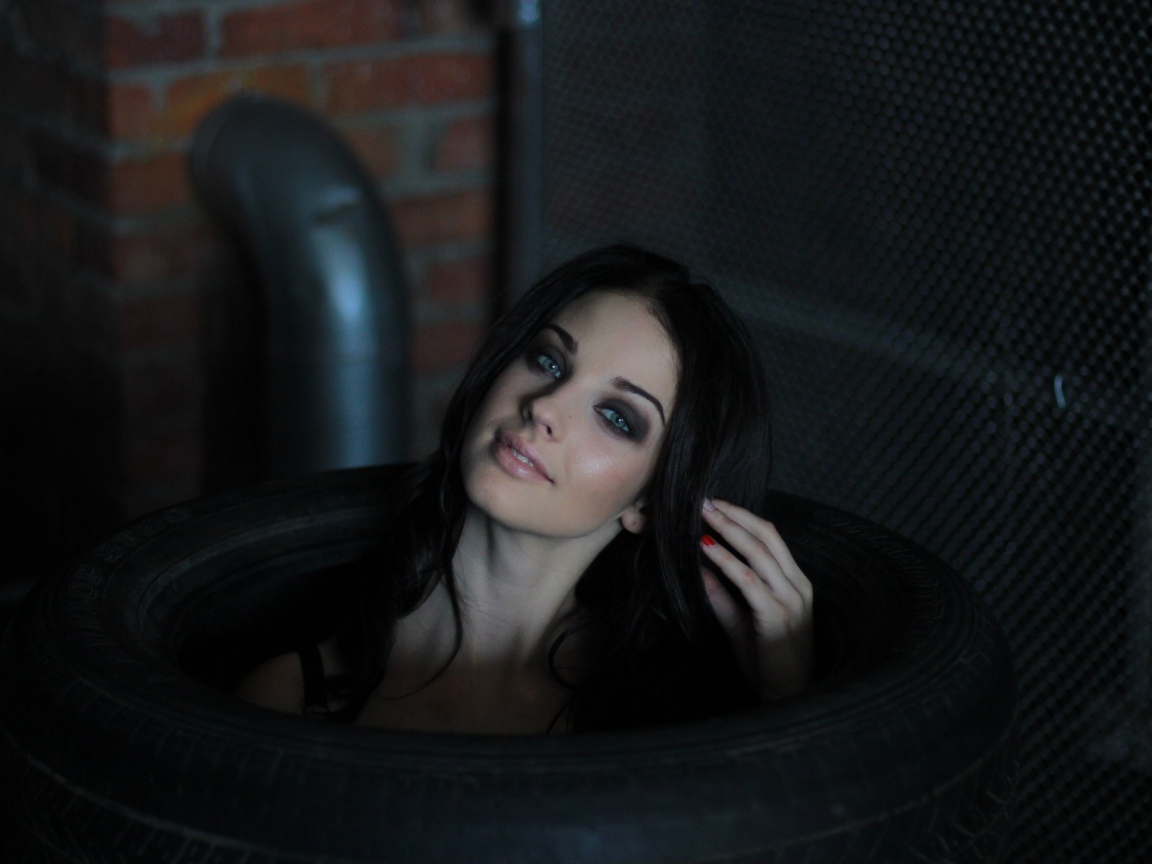 Девушка сидит в автомобильных покрышках, Алла Бергер