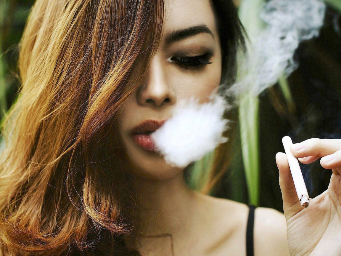Девушка с сигаретой в руке