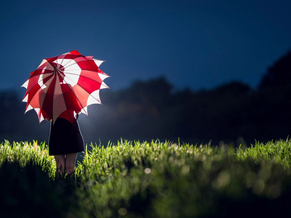 Девушка с красным зонтом в траве