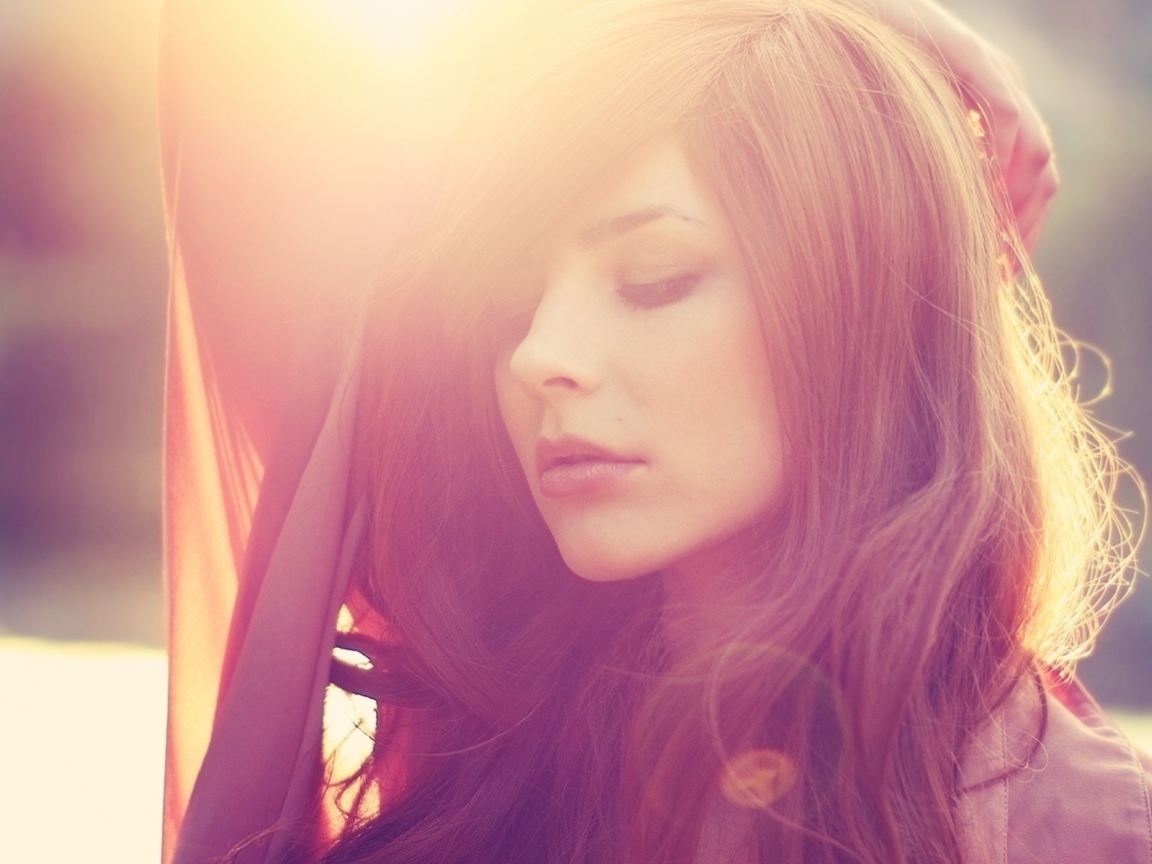 Девушка с каштановыми волосами в лучах солнца