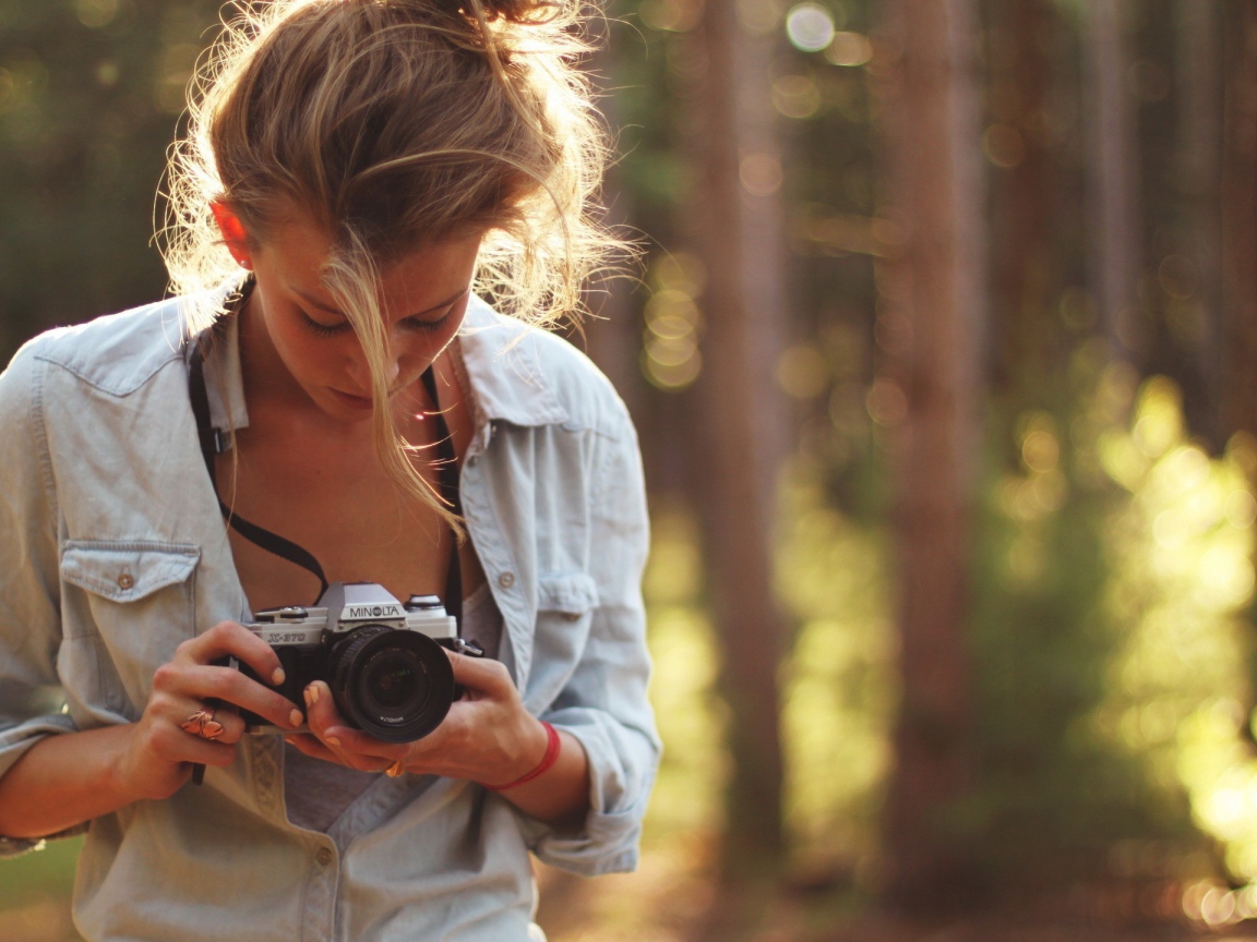 Девушка с фотоаппаратом Minolta