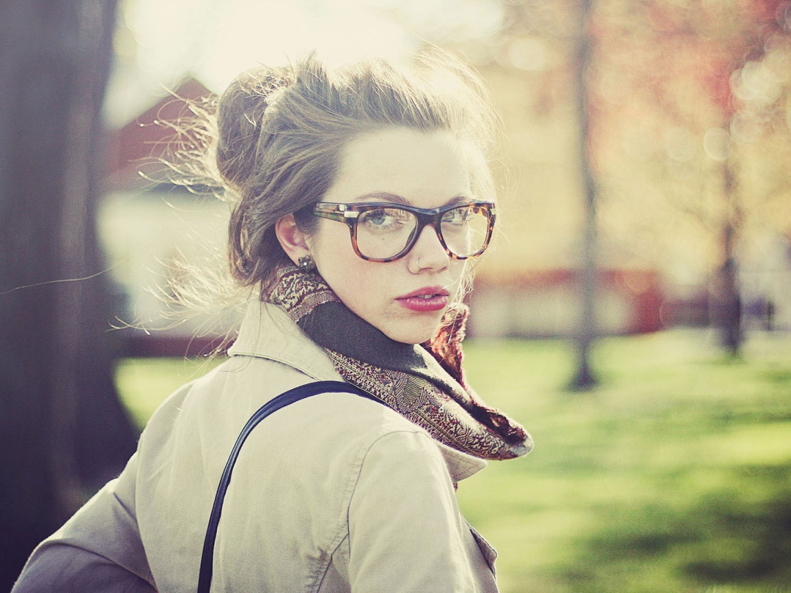 Девушка в очках оглянулась через плечо
