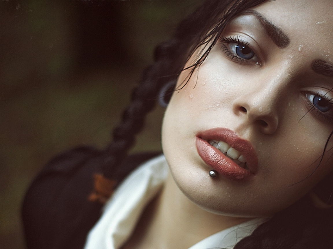 Девушка с косичками и пирсингом