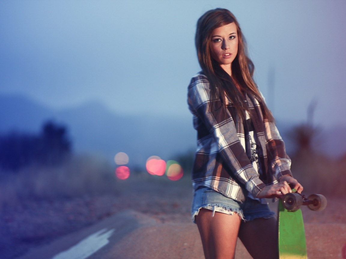 Девушка со скейтбордом