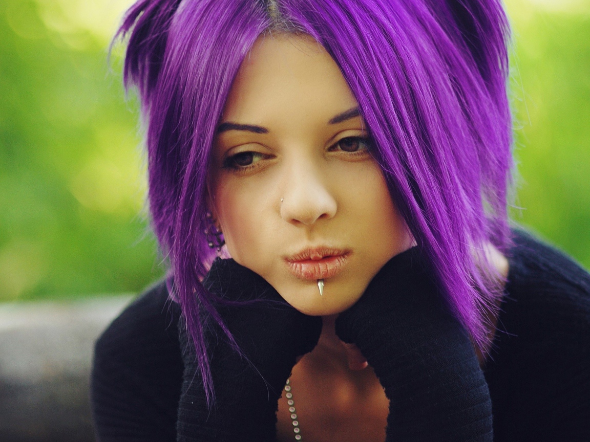Девушка с густыми фиолетовыми волосами
