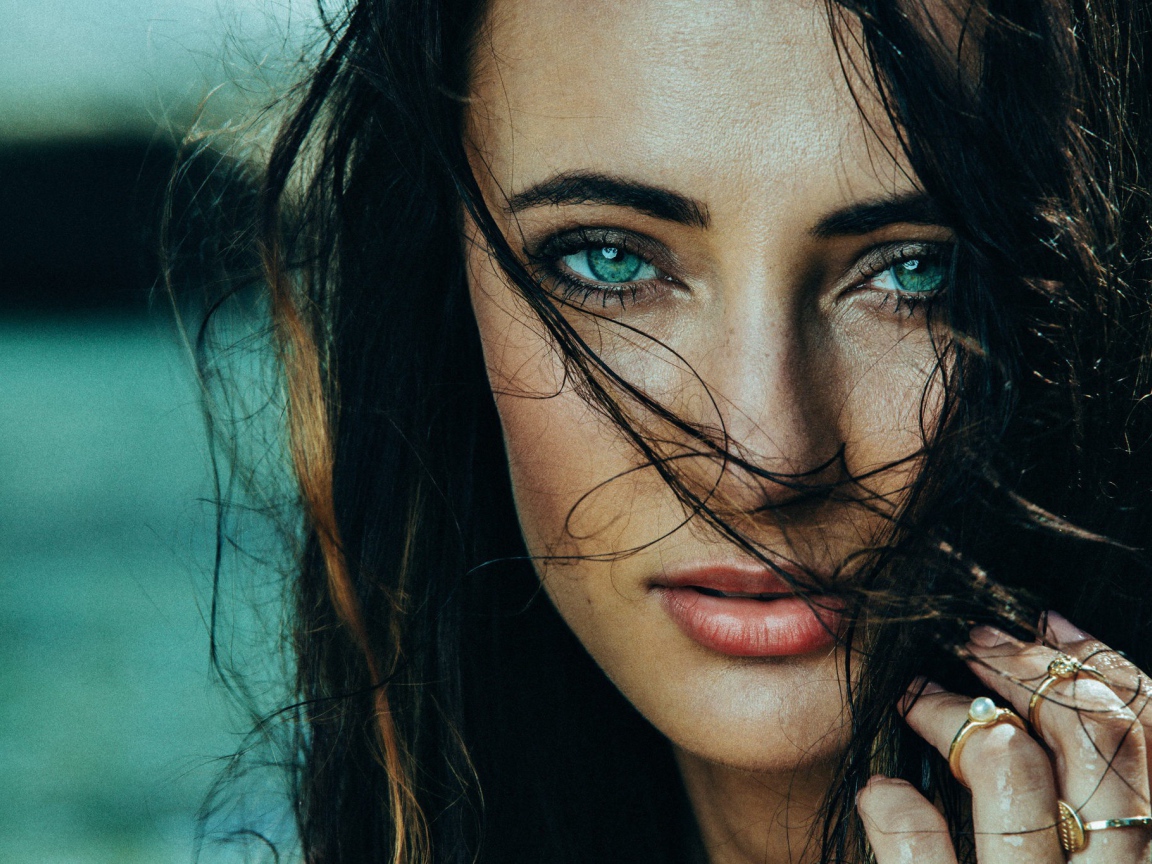 Зеленоглазая брюнетка с мокрыми волосами