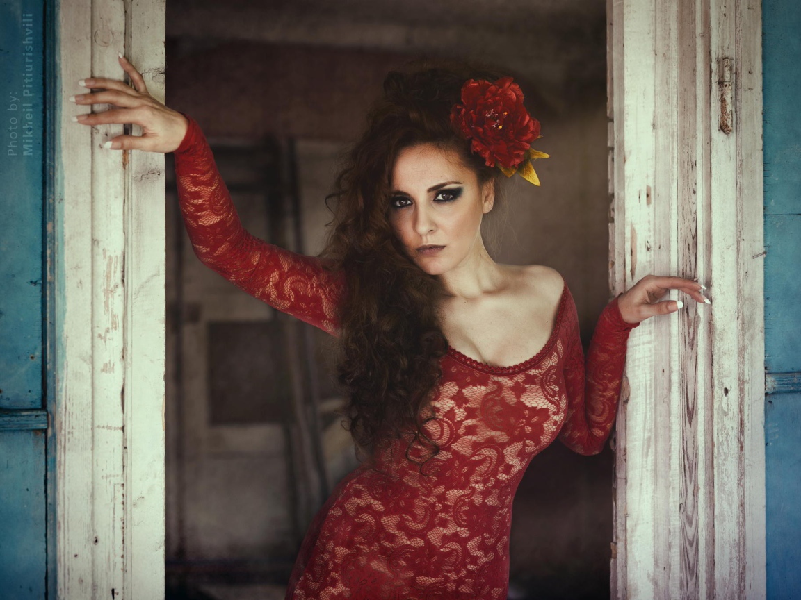 Испанская девушка в красном кружевном платье