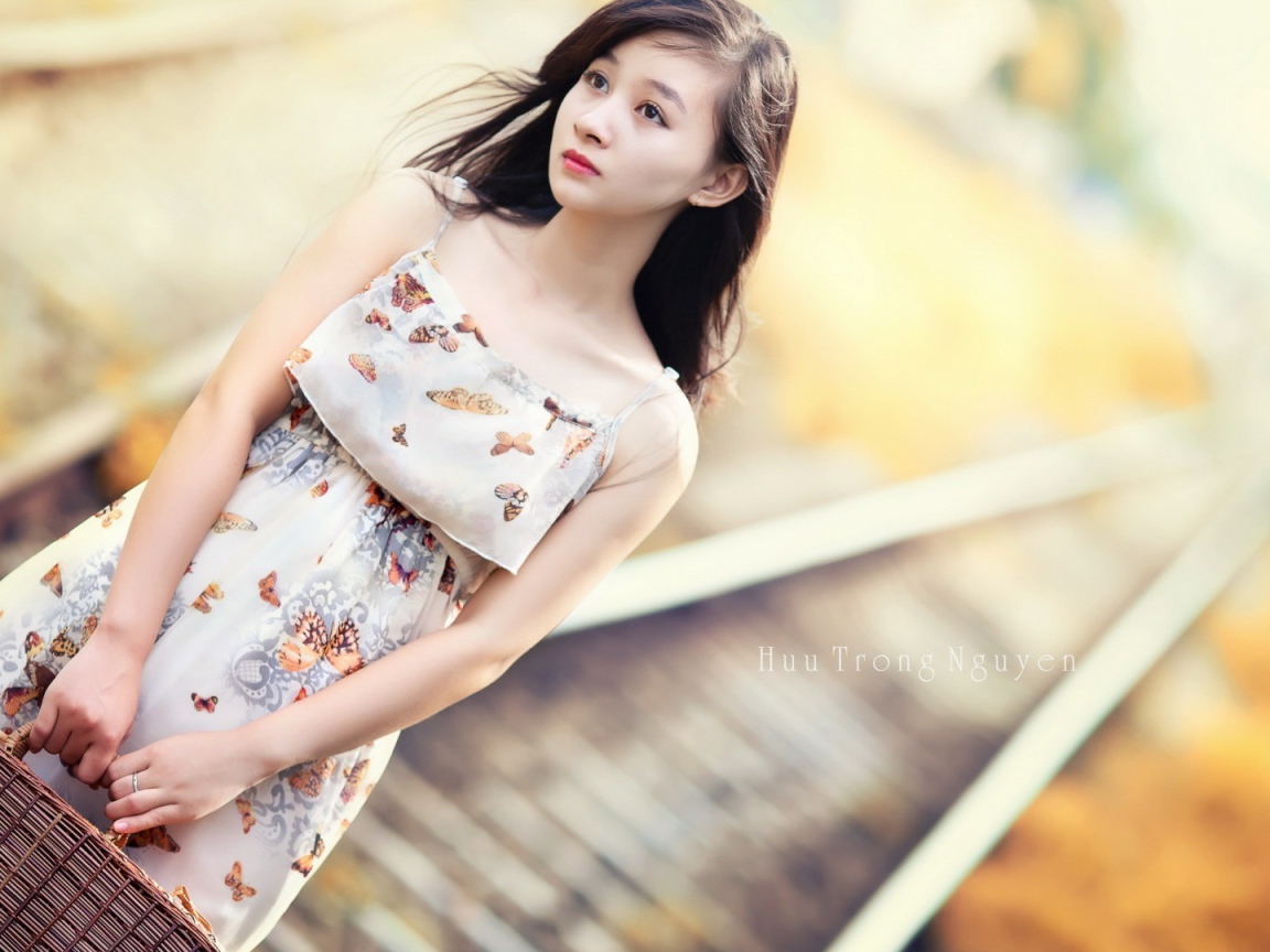 Японская девушка с сумкой в руках