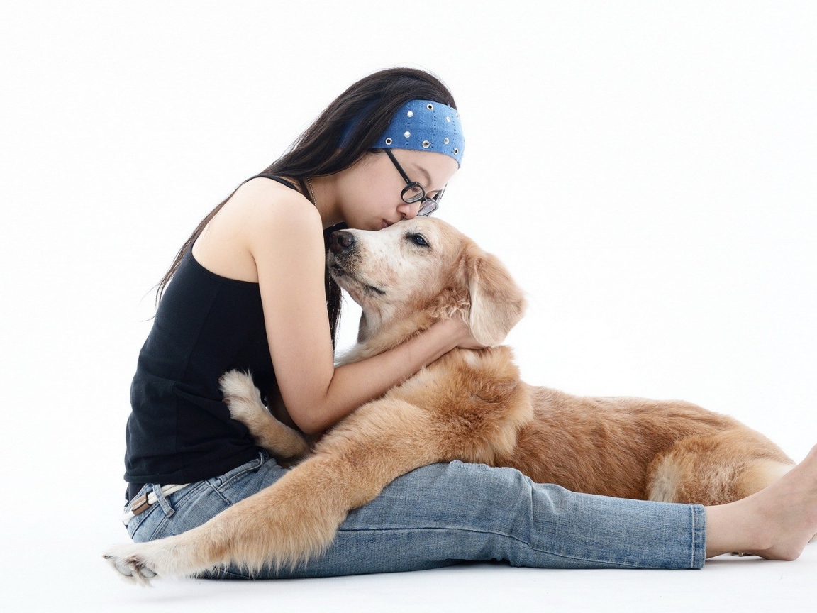 Японка обнимает своего пса