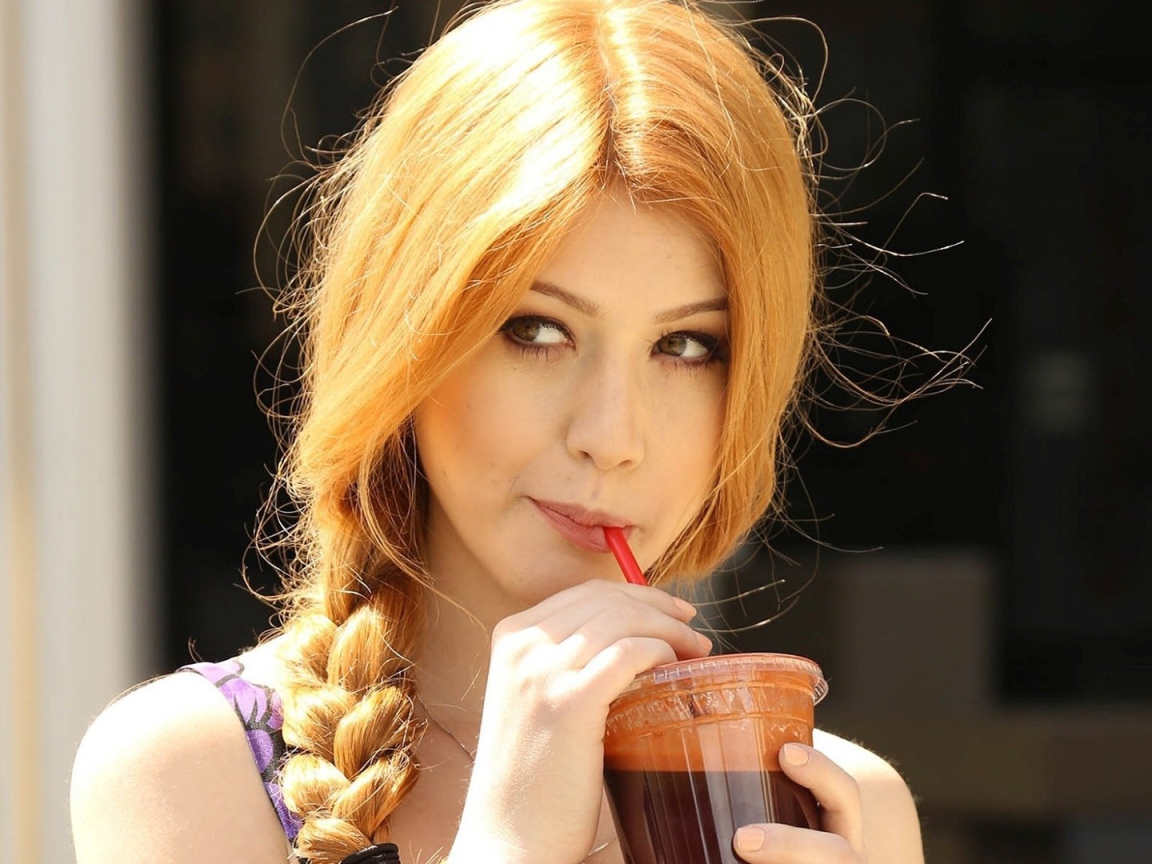 Кэтрин Макнамара пьет кофе через трубку