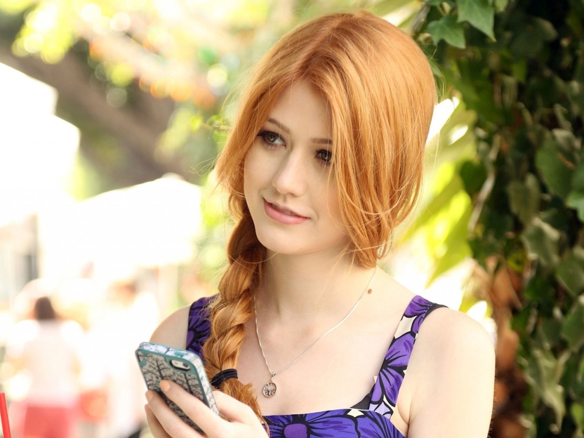 Девушка Кэтрин Макнамара с телефоном в руке