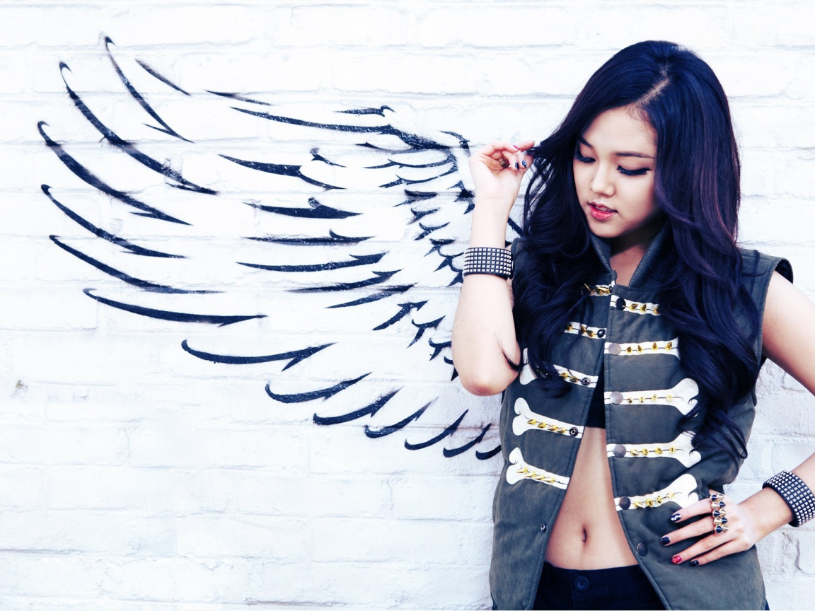 Длинноволосая брюнетка ангел