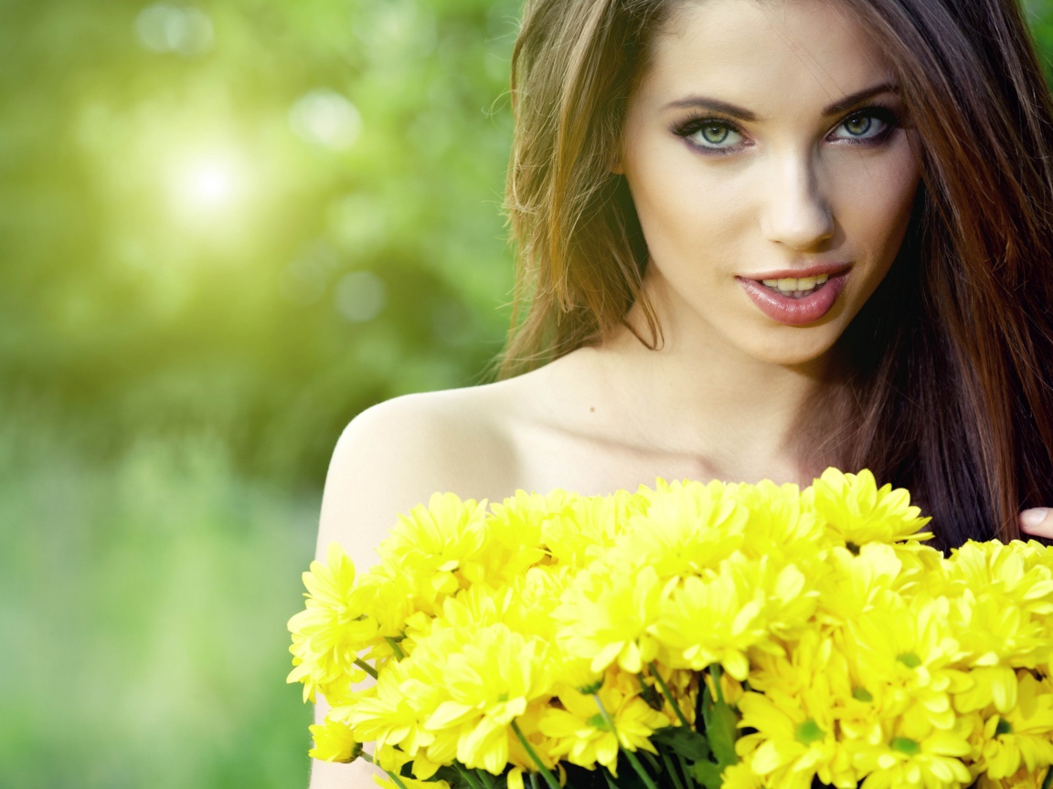 Длинноволосая девушка с букетом желтых полевых цветов