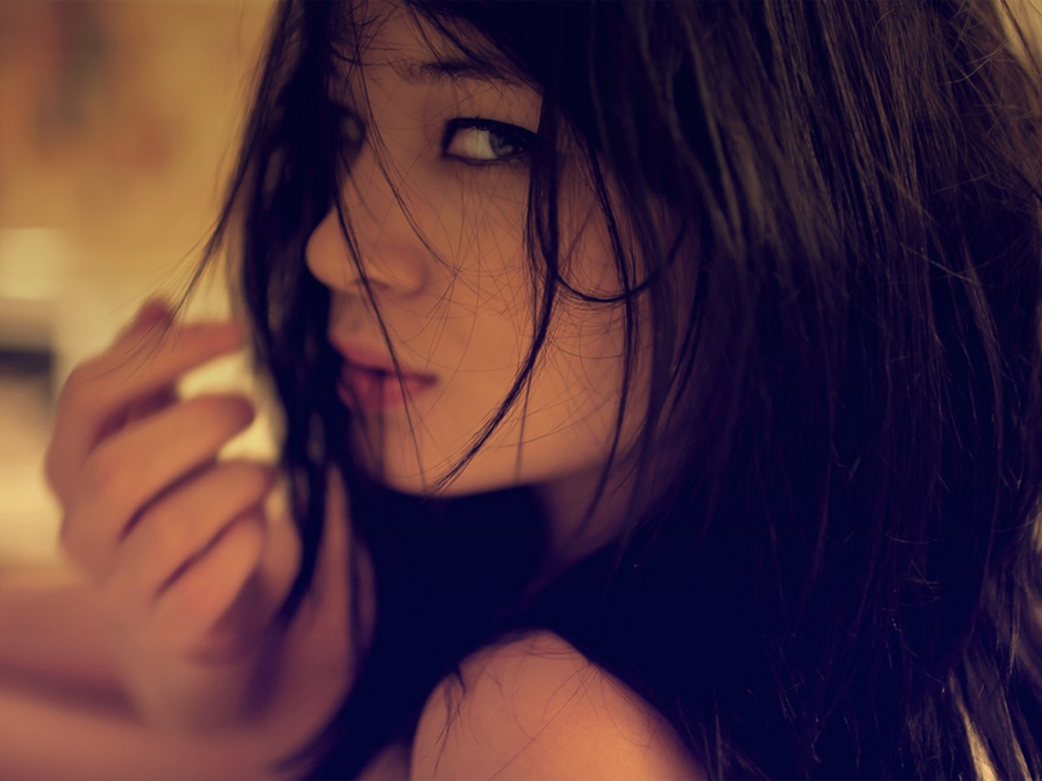 Искушающий взгляд брюнетки