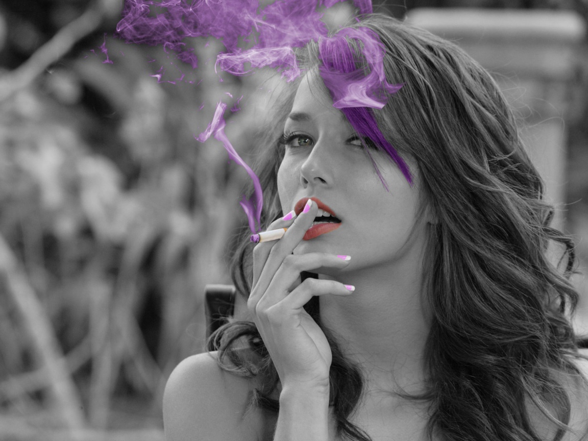 Модель Малена Морган с сигаретой