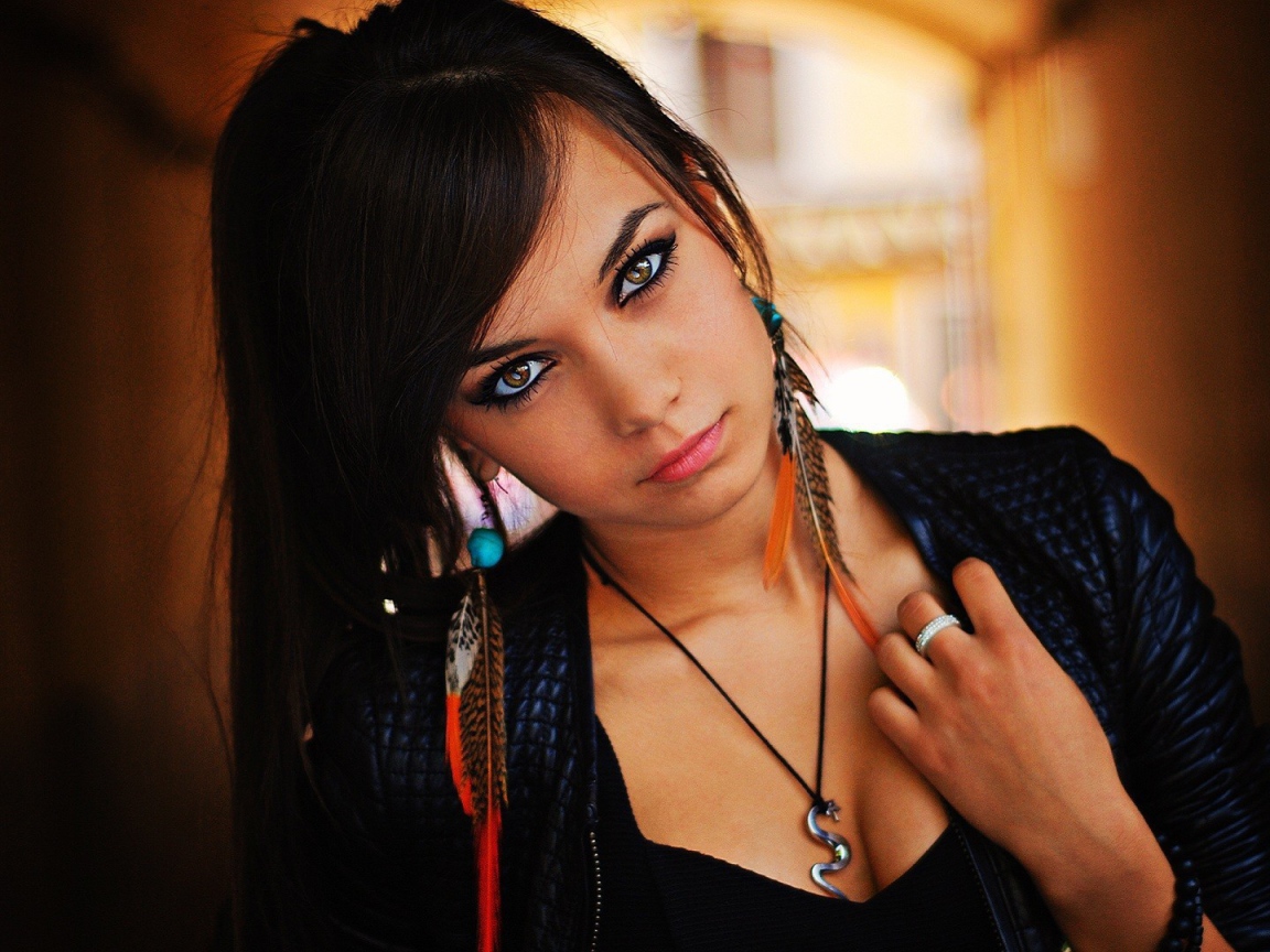 Кулон в виде змеи на шее у брюнетки