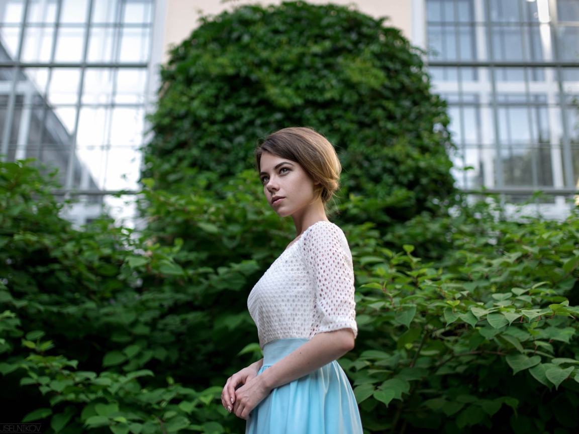 Фото девушки с короткими волосами на фоне дерева