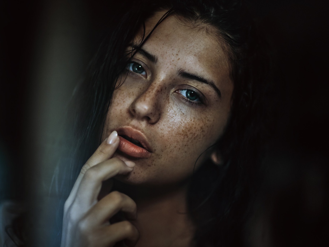 Портрет веснушчатой девушки