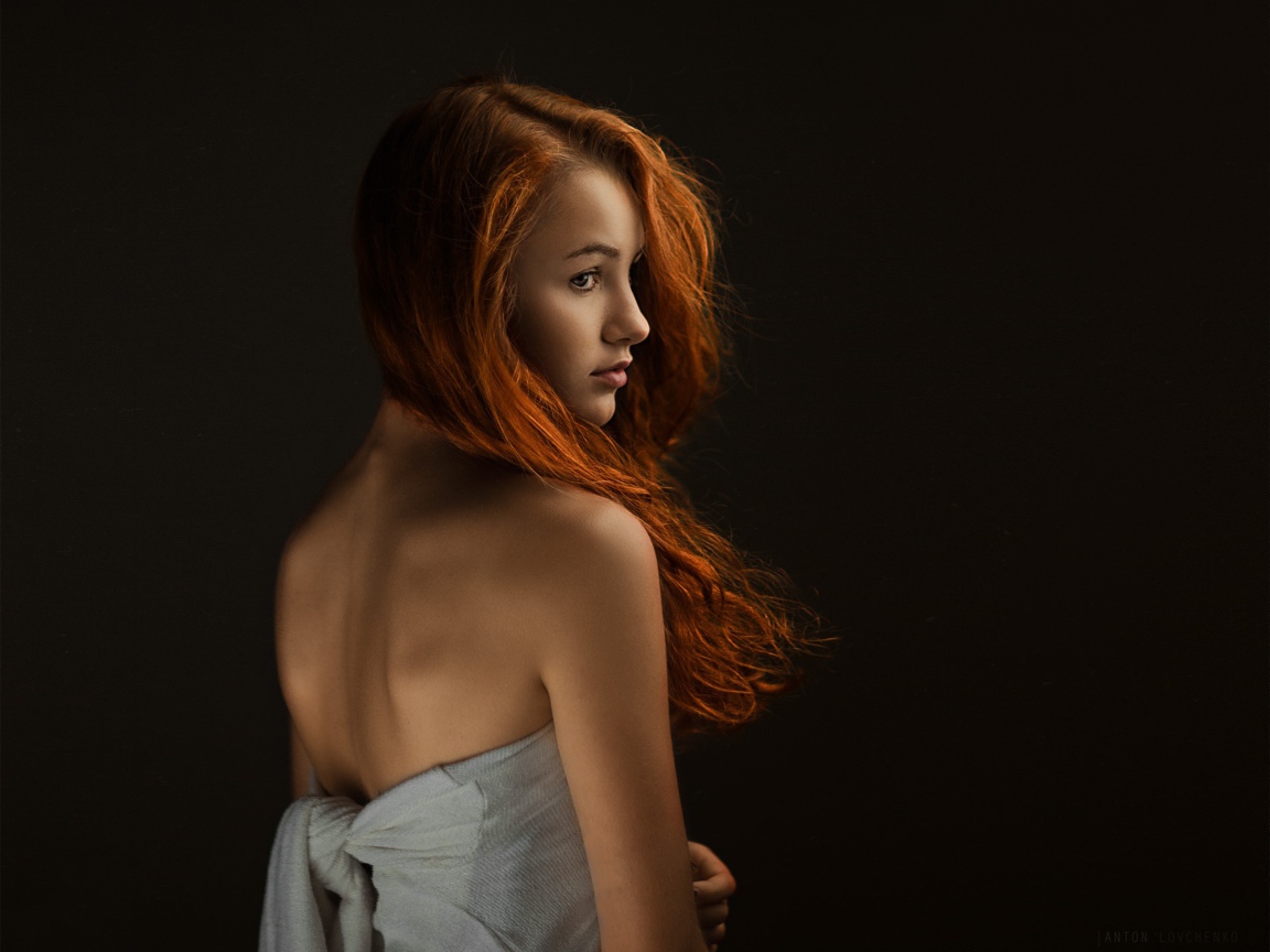 Портрет девушки с рыжими волосами