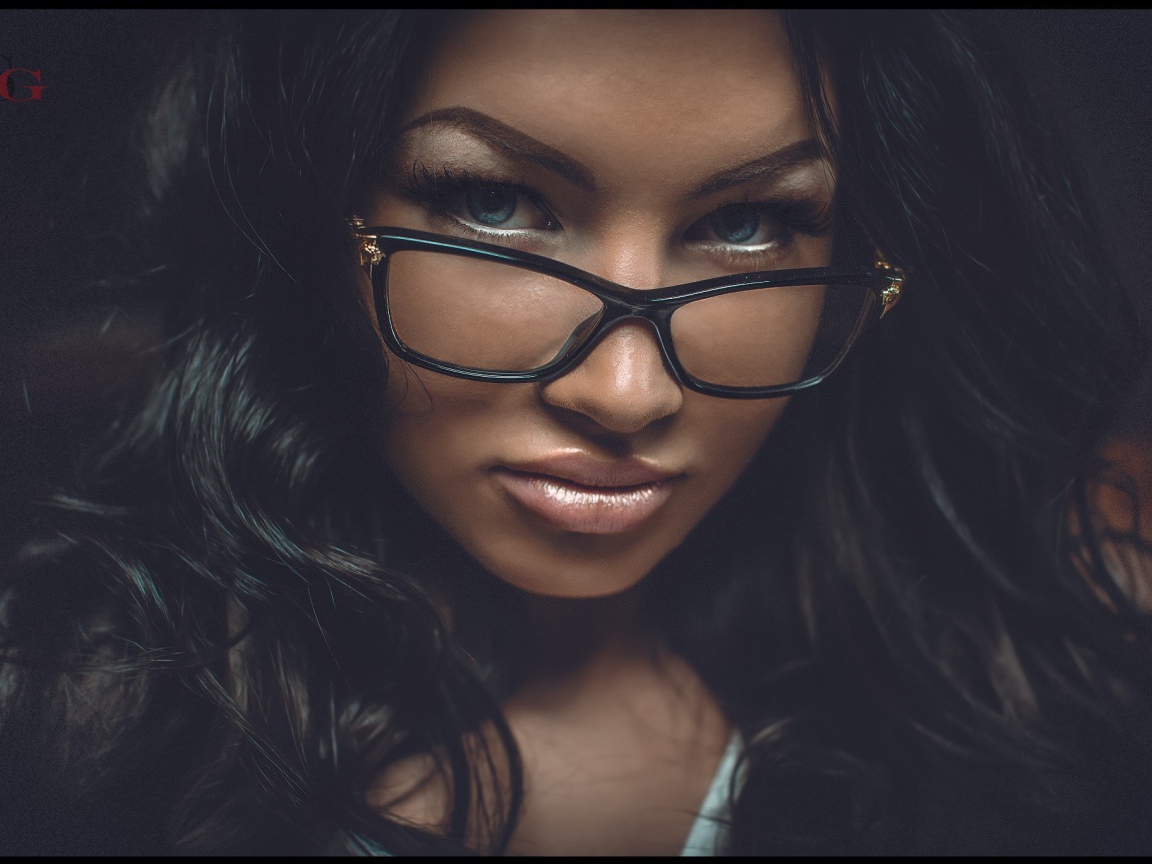 Портретное фото брюнетки в очках