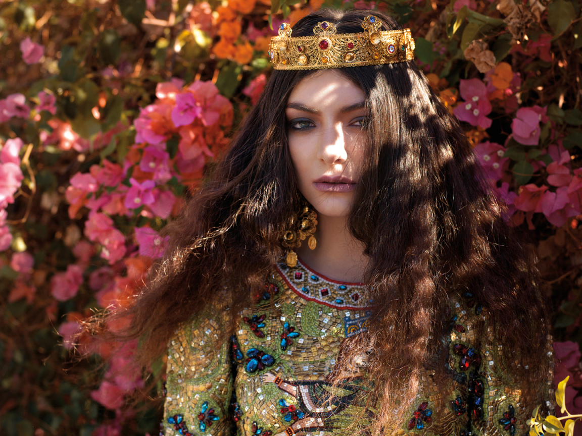 Принцесса среди цветущих кустов