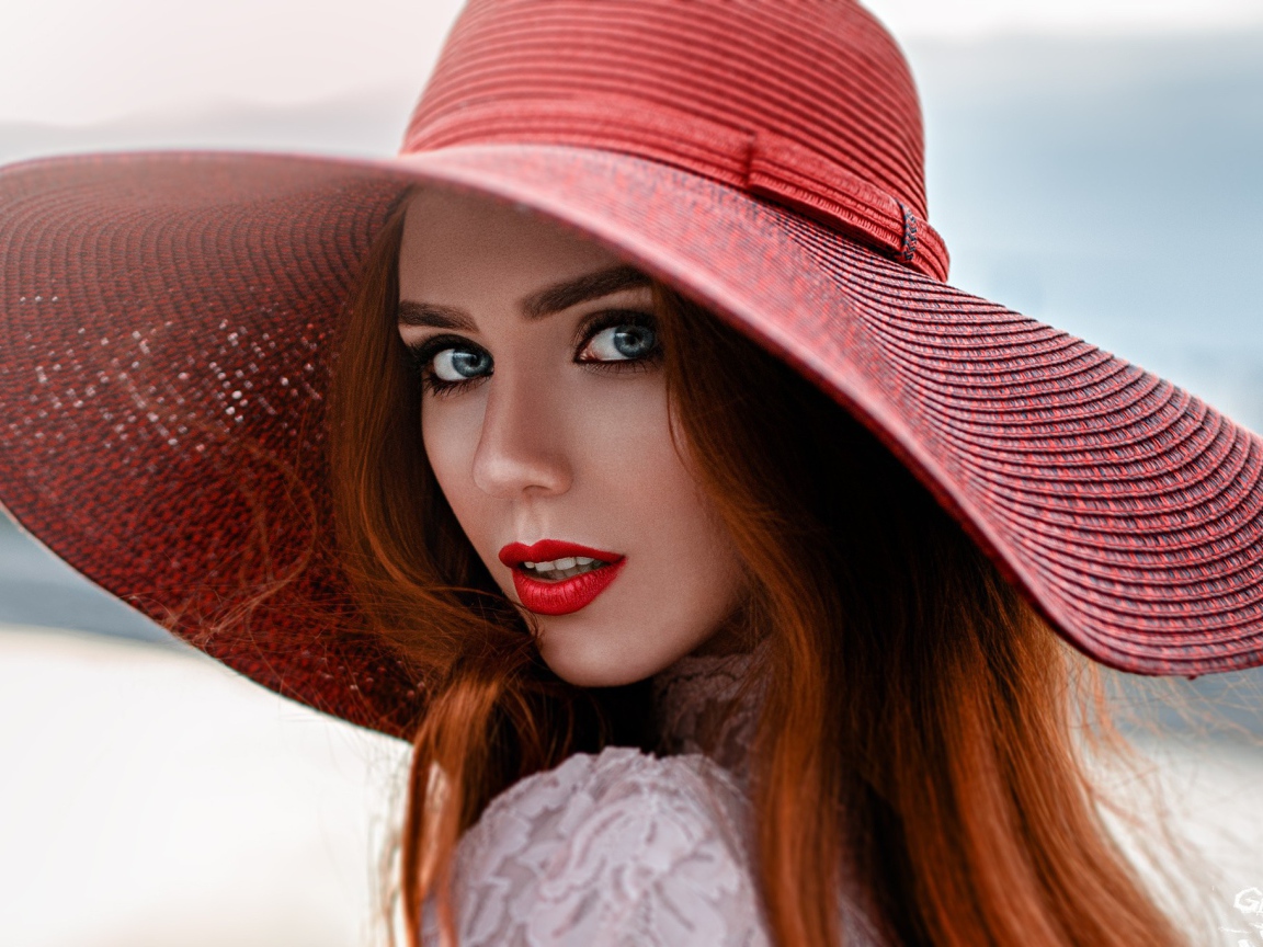 Рыжая девушка в большой красной шляпе