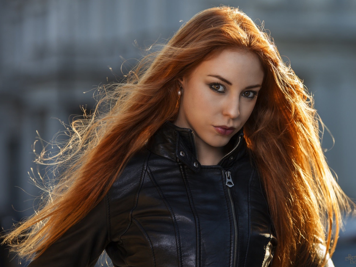 Рыжая девушка в кожаной куртке, портрет