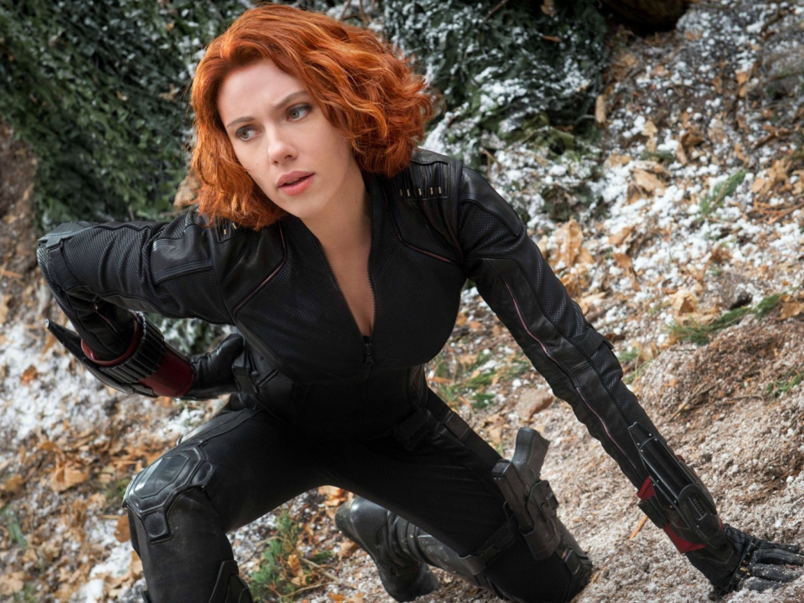 Рыжая девушка в кожаном костюме