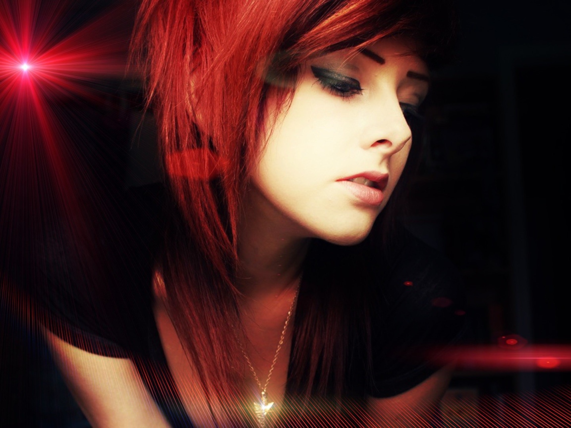 Рыжая девушка в красных лучах