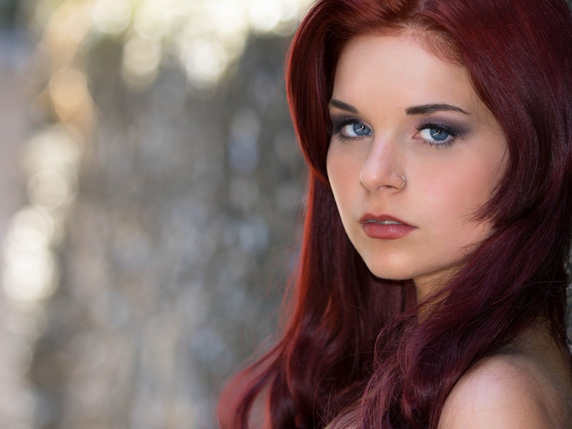 Кольцо в носу у девушки с коричневыми волосами