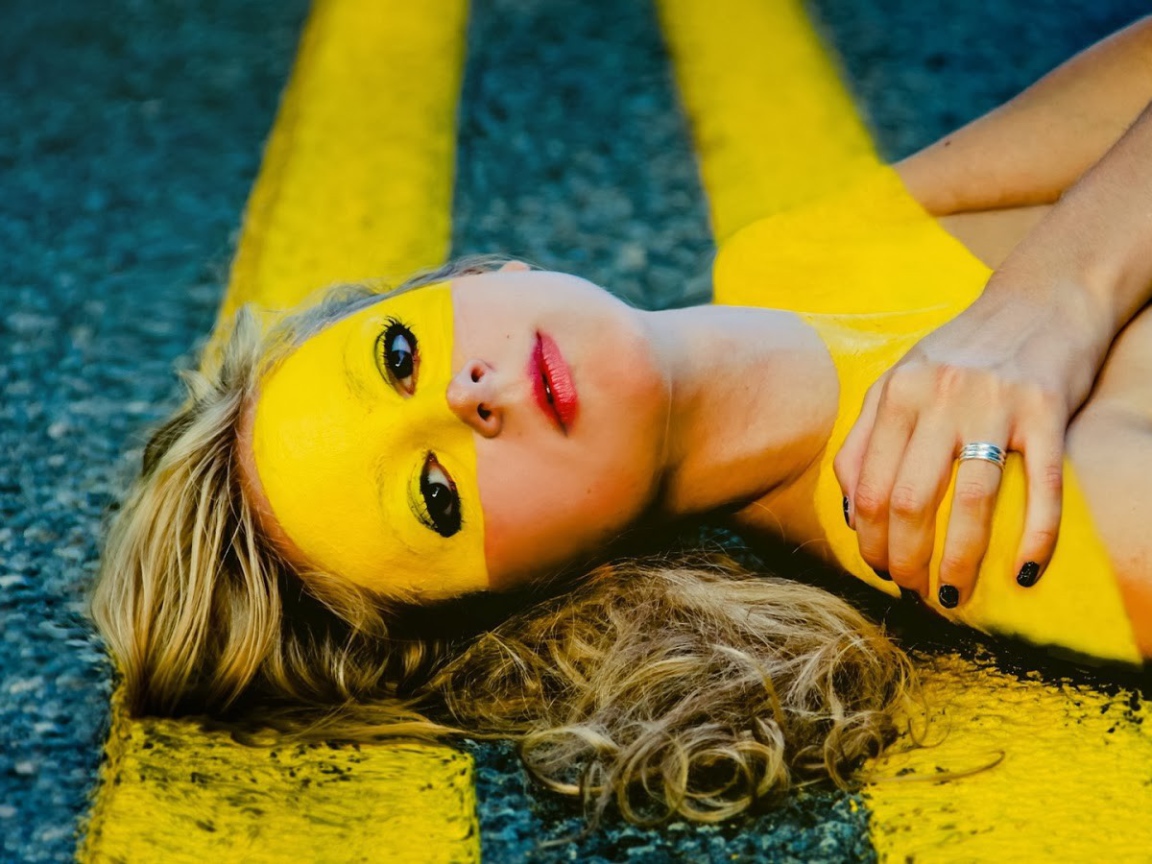 Дорожная разметка на теле девушки