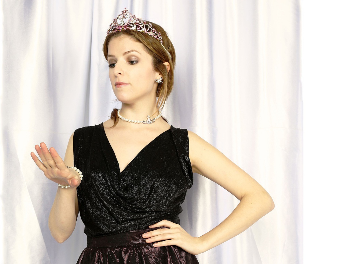 Королевский наряд Анны Кендрик