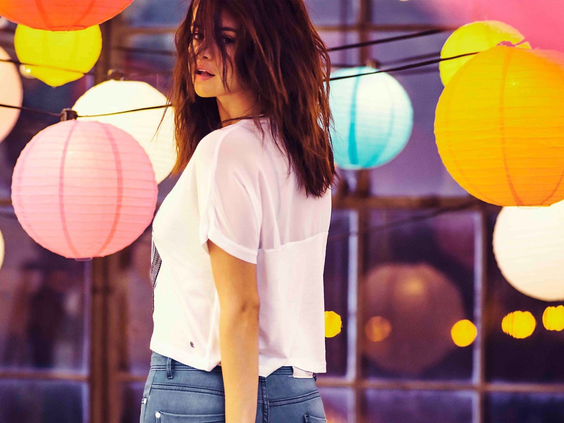 Селена Гомез среди светящихся шаров