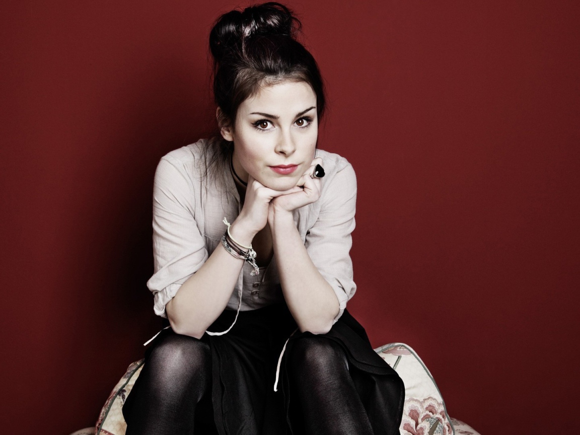 Певица Лена Майер-Ландрут на красном фоне
