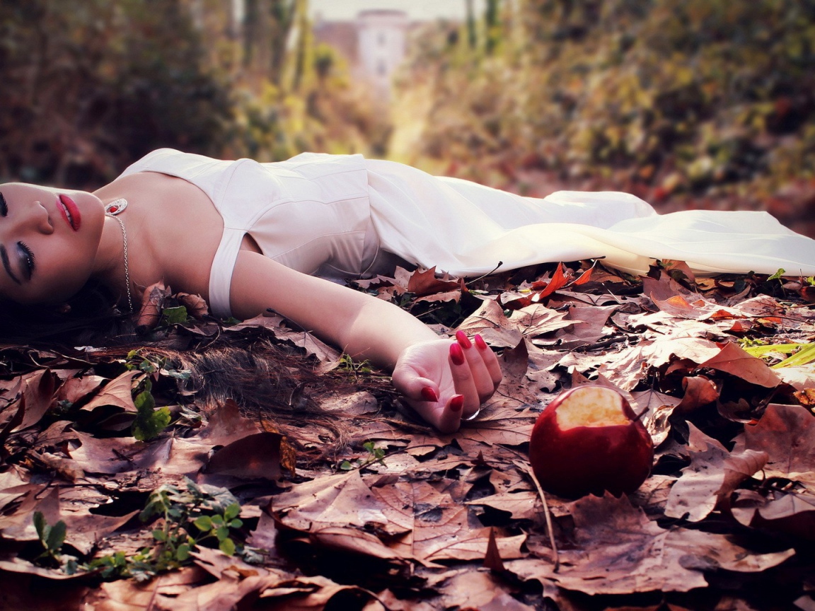 Спящая красавица попробовала заколдованное яблоко