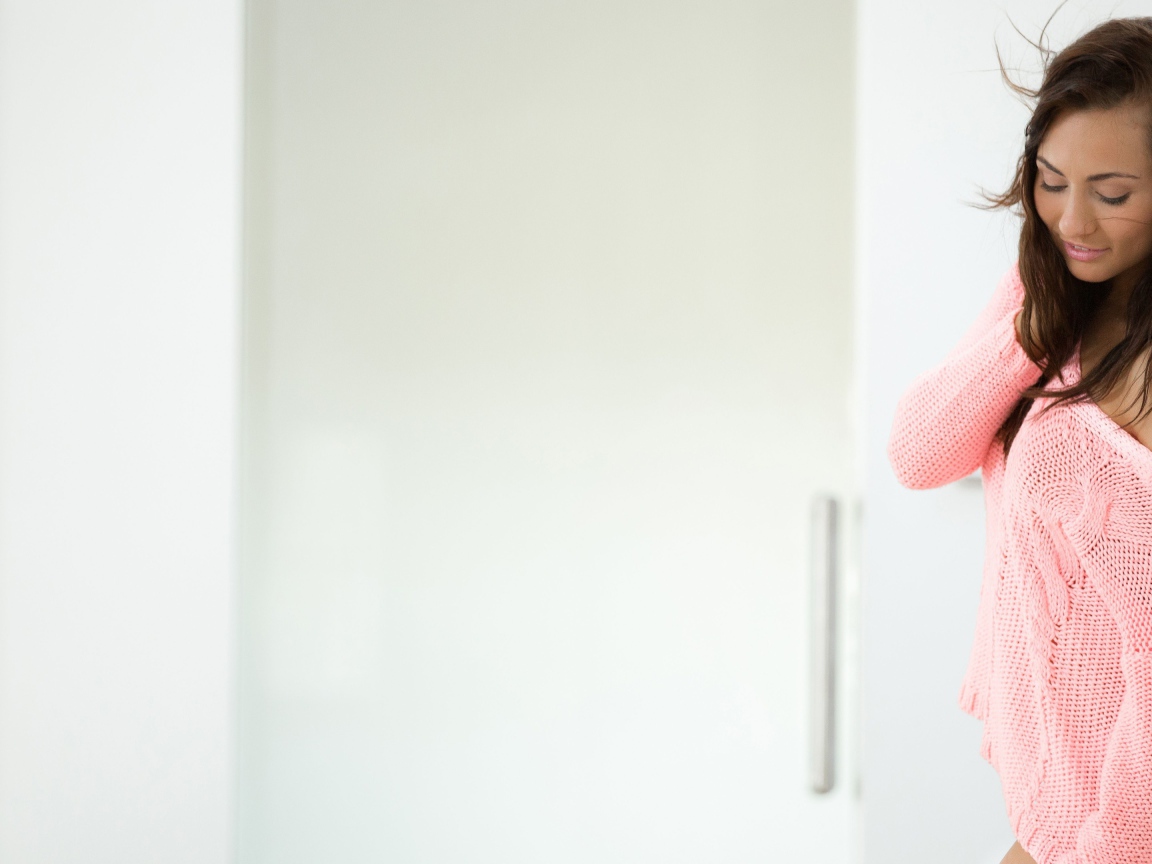 Брюнетка в розовой вязаной кофте