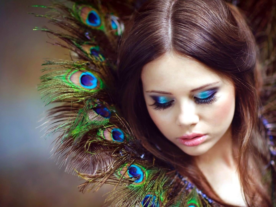 Воротник у девушки из перьев павлина
