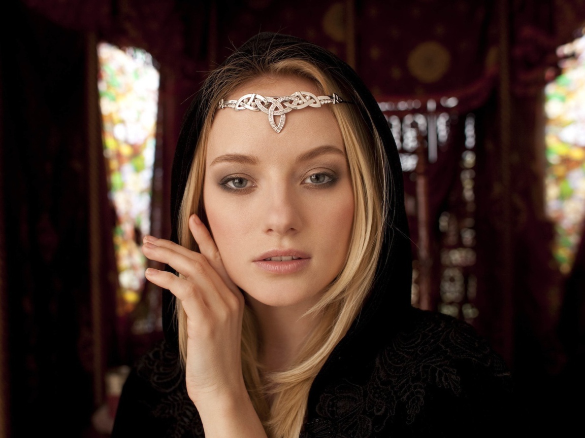 Украшение на лбу девушки