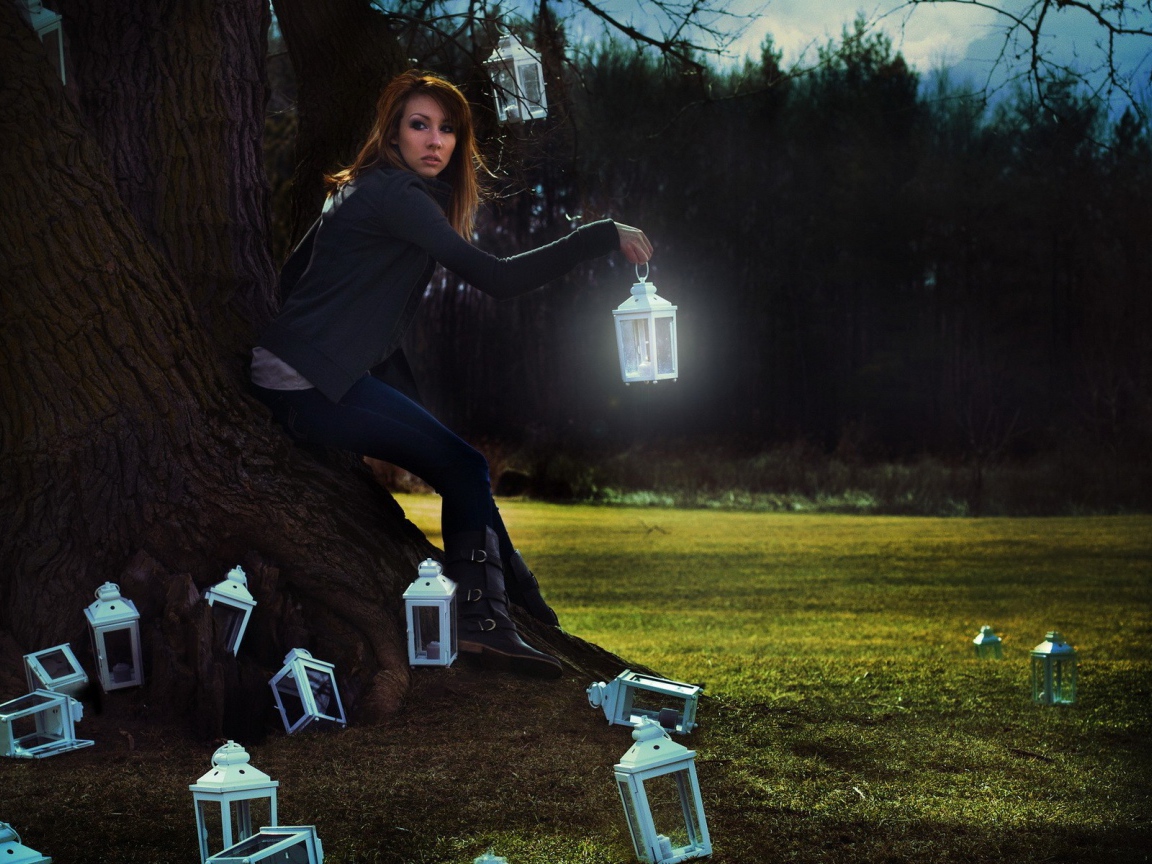 Девушка с фонариками у дерева