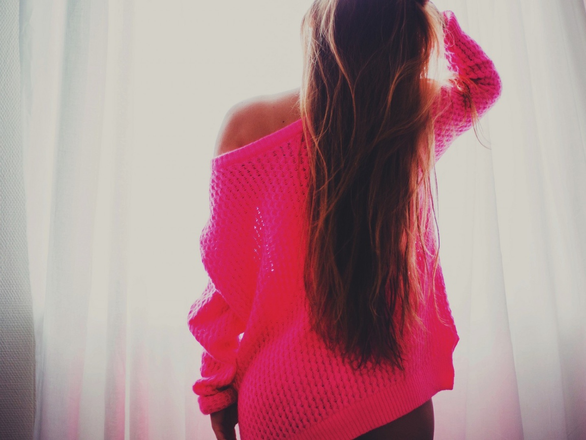 Девушка в розовой кофте стоит спиной