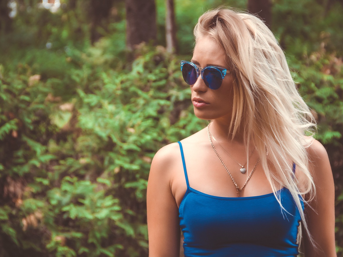 Девушка в синих солнцезащитных очках