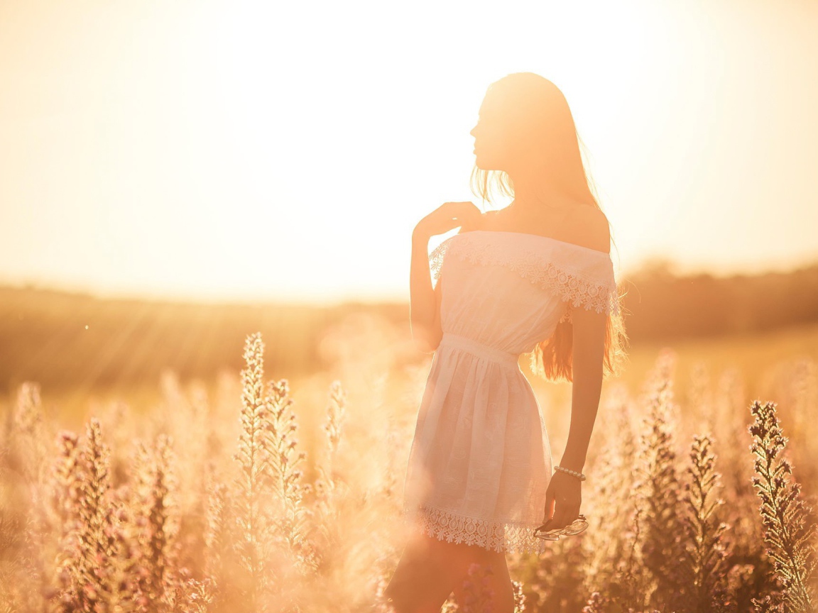 Девушка в лучах яркого летнего солнца